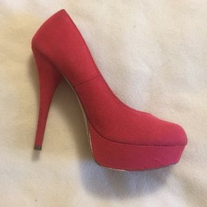Red shoes platform pumps